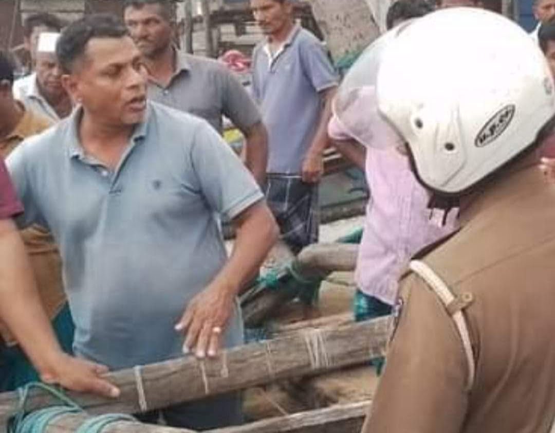 சாய்ந்தமருது பெண்கள் சந்தைக்கு அருகில் கடற்கரை வீதியை மறித்து மீனவர்கள் ஆர்ப்பாட்டம் - todayjaffna News - 24x7 todayjaffna Breaking News