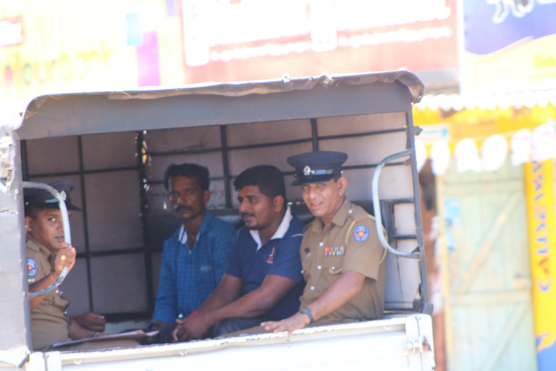 ஊடகவிலாளரை அச்சுறுத்திய புலனாய்வு அதிகாரிக்கு பிடியாணை - mutamil News - 24x7 Tamil Breaking News Website